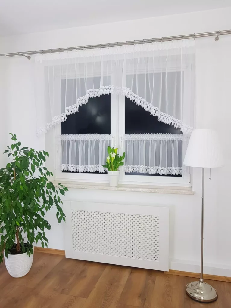 Firana z zazdrostkami zdobiona subtelną gipiurą