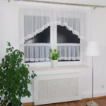Firana z zazdrostkami zdobiona subtelną gipiurą