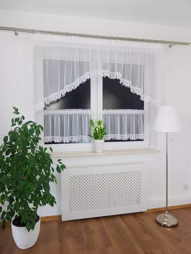 Firana z zazdrostkami zdobiona subtelną gipiurą