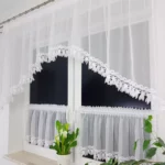 Firana z zazdrostkami zdobiona subtelną gipiurą