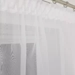 Firana z zazdrostkami zdobiona subtelną gipiurą