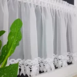 Firana z zazdrostkami zdobiona subtelną gipiurą