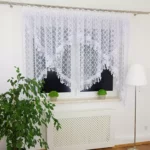 Dwuwarstwowa firana zdobiona gipiurą uszyta z markizety