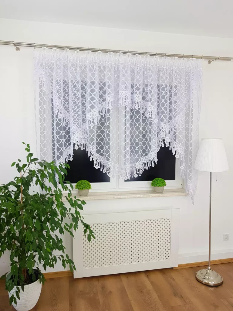 Dwuwarstwowa firana zdobiona gipiurą uszyta z markizety
