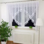 Dwuwarstwowa firana zdobiona gipiurą uszyta z markizety