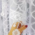Dwuwarstwowa firana zdobiona gipiurą uszyta z markizety