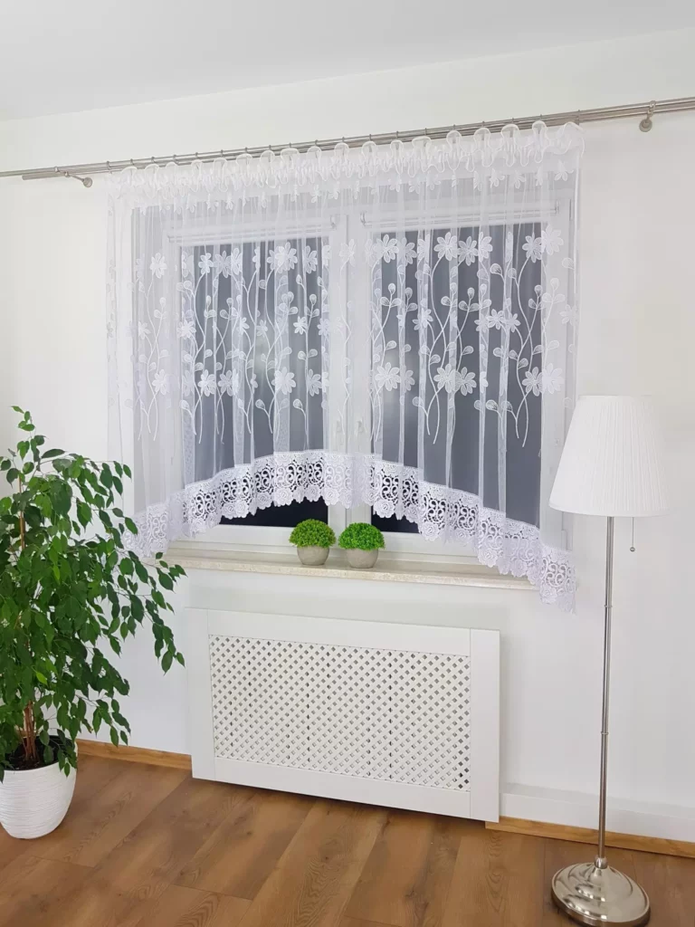 Firana gotowa z markizety w stokrotki z gipiurą