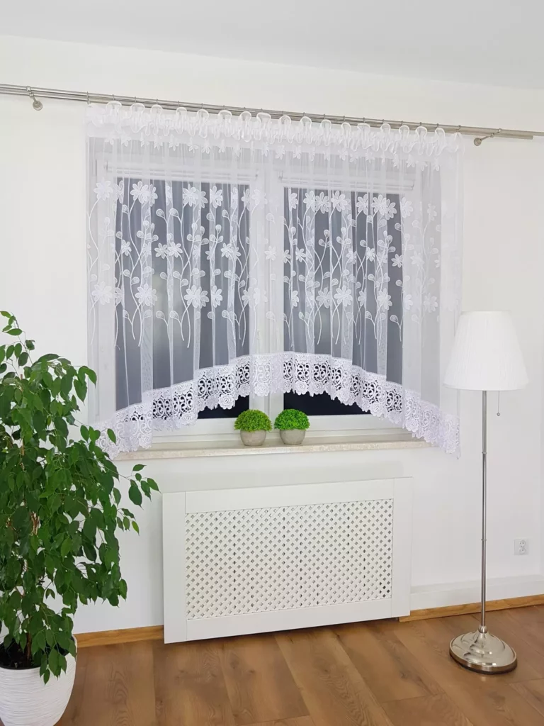 Firana gotowa z markizety w stokrotki z gipiurą