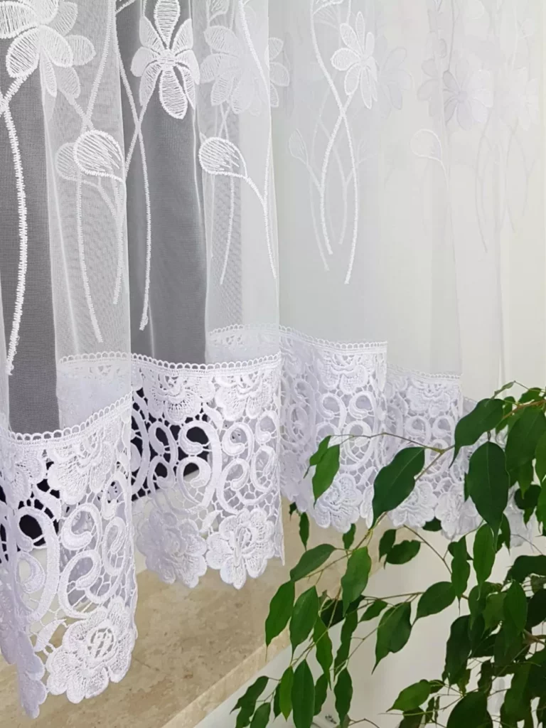 Firana gotowa z markizety w stokrotki z gipiurą