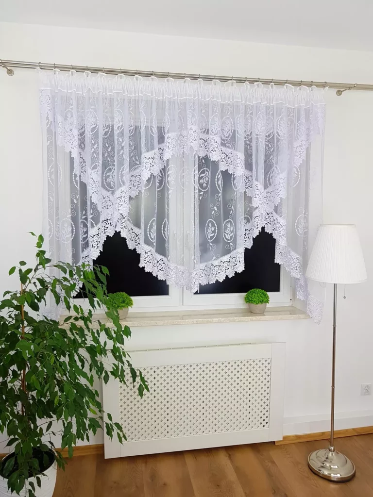 Dwuwarstwowa firana zdobiona gipiurą uszyta z pięknej markizety