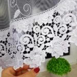 Dwuwarstwowa firana zdobiona gipiurą uszyta z pięknej markizety