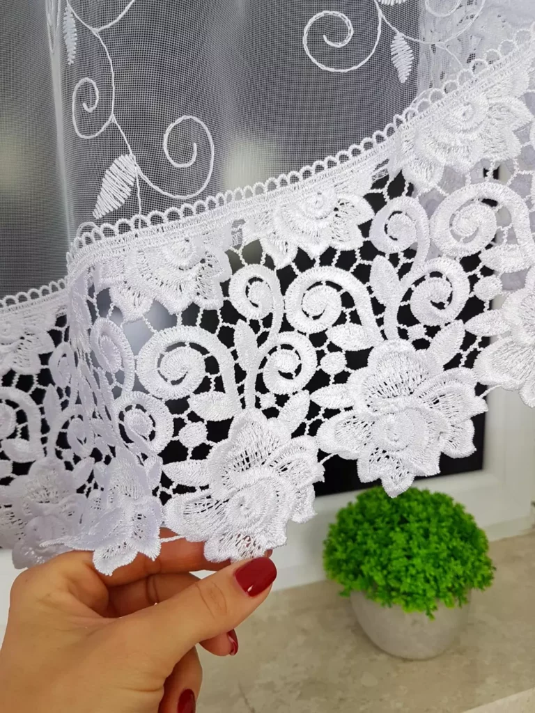 Dwuwarstwowa firana zdobiona gipiurą uszyta z pięknej markizety