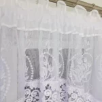 Dwuwarstwowa firana zdobiona gipiurą uszyta z pięknej markizety
