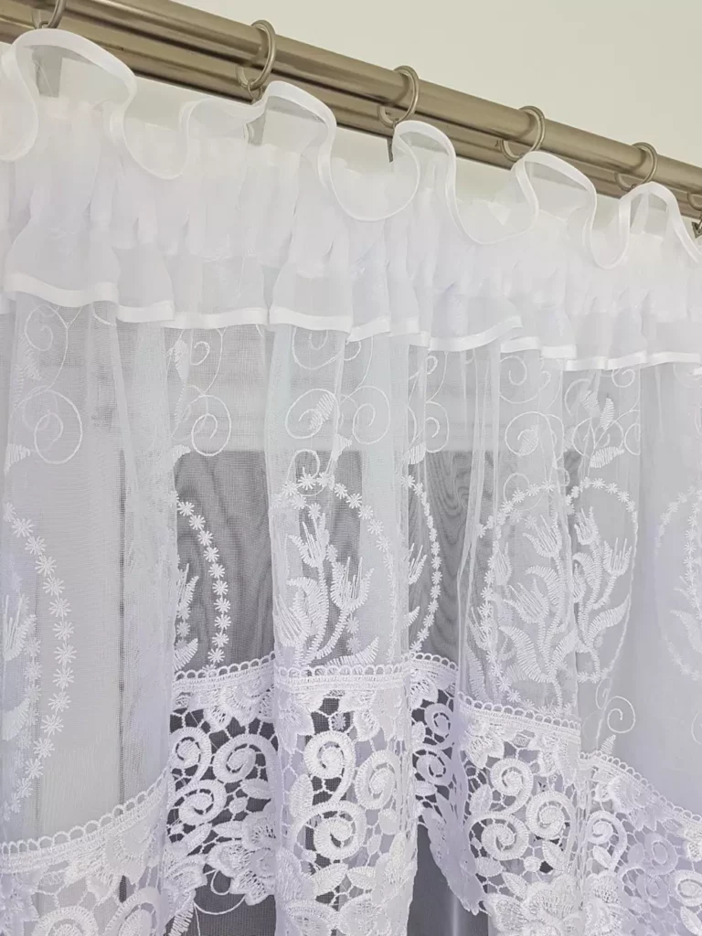 Dwuwarstwowa firana zdobiona gipiurą uszyta z pięknej markizety