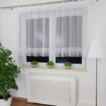 Firana gotowa z siateczki z ozdobną gipiurą 20 cm prosta