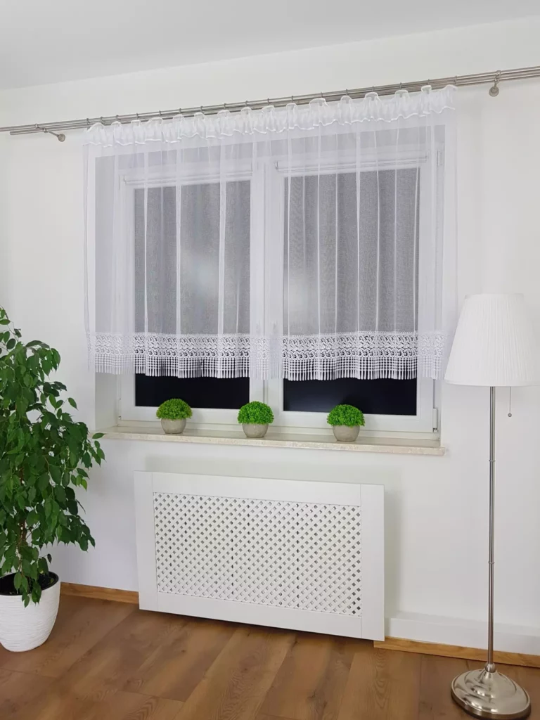 Firana gotowa z siateczki z ozdobną gipiurą 20 cm prosta