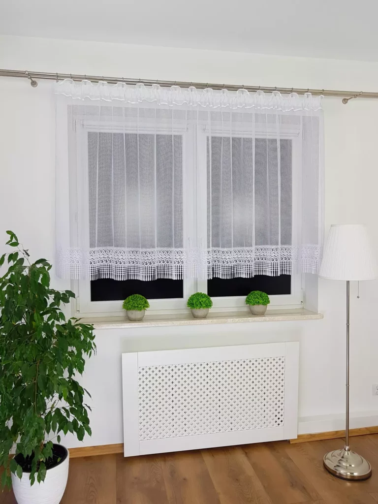 Firana gotowa z siateczki z ozdobną gipiurą 20 cm prosta