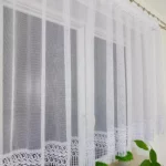 Firana gotowa z siateczki z ozdobną gipiurą 20 cm prosta