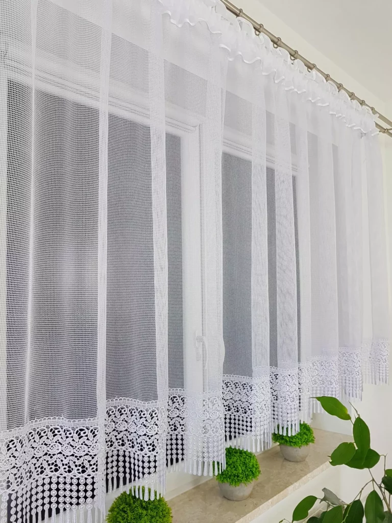 Firana gotowa z siateczki z ozdobną gipiurą 20 cm prosta