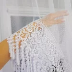 Firana gotowa z siateczki z ozdobną gipiurą 20 cm prosta