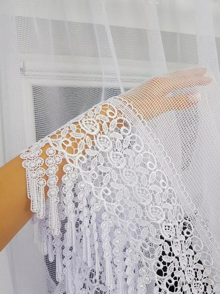 Firana gotowa z siateczki z ozdobną gipiurą 20 cm prosta