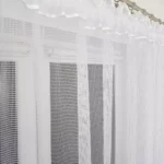 Firana gotowa w łuk z gipiurą 20 cm – biała markizeta 300x120 cm