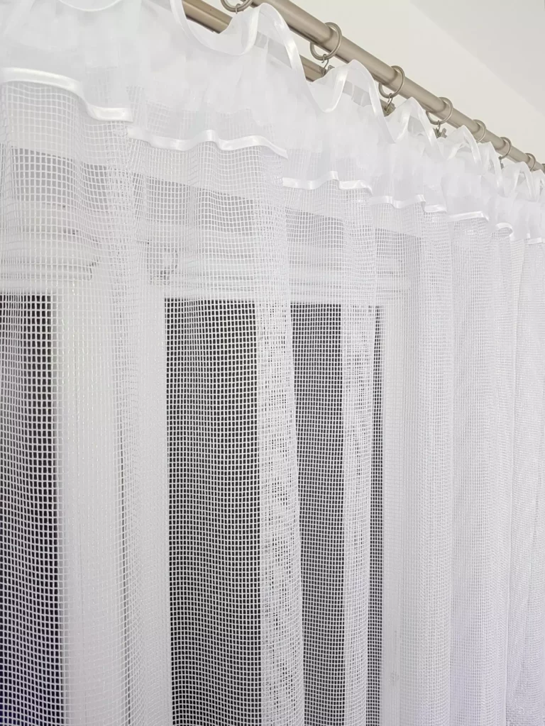 Firana gotowa w łuk z gipiurą 20 cm – biała markizeta 300x120 cm