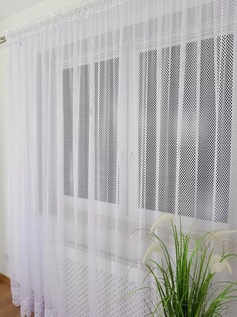 Firana gotowa z siateczki z gipiurą 400x250