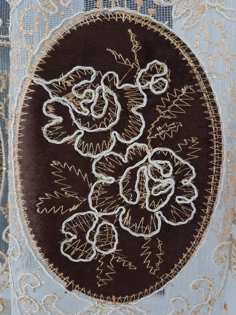 firana z haftem i welurem-brąz  400x250 cm