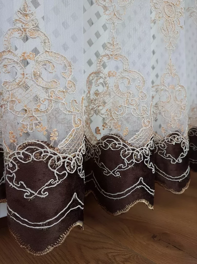 firana z haftem i welurem-brąz  400x250 cm