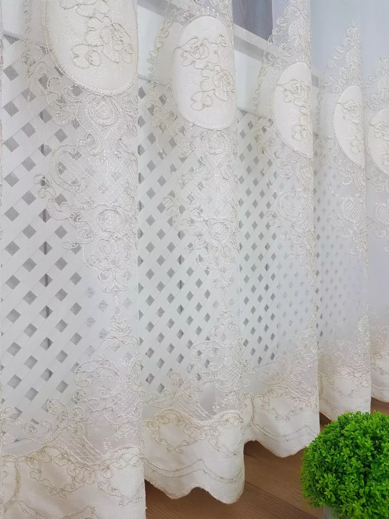 firana z haftem i welurem- ecru  400x250 cm