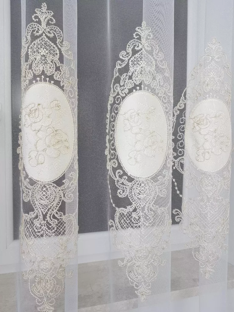 firana z haftem i welurem- ecru  400x250 cm