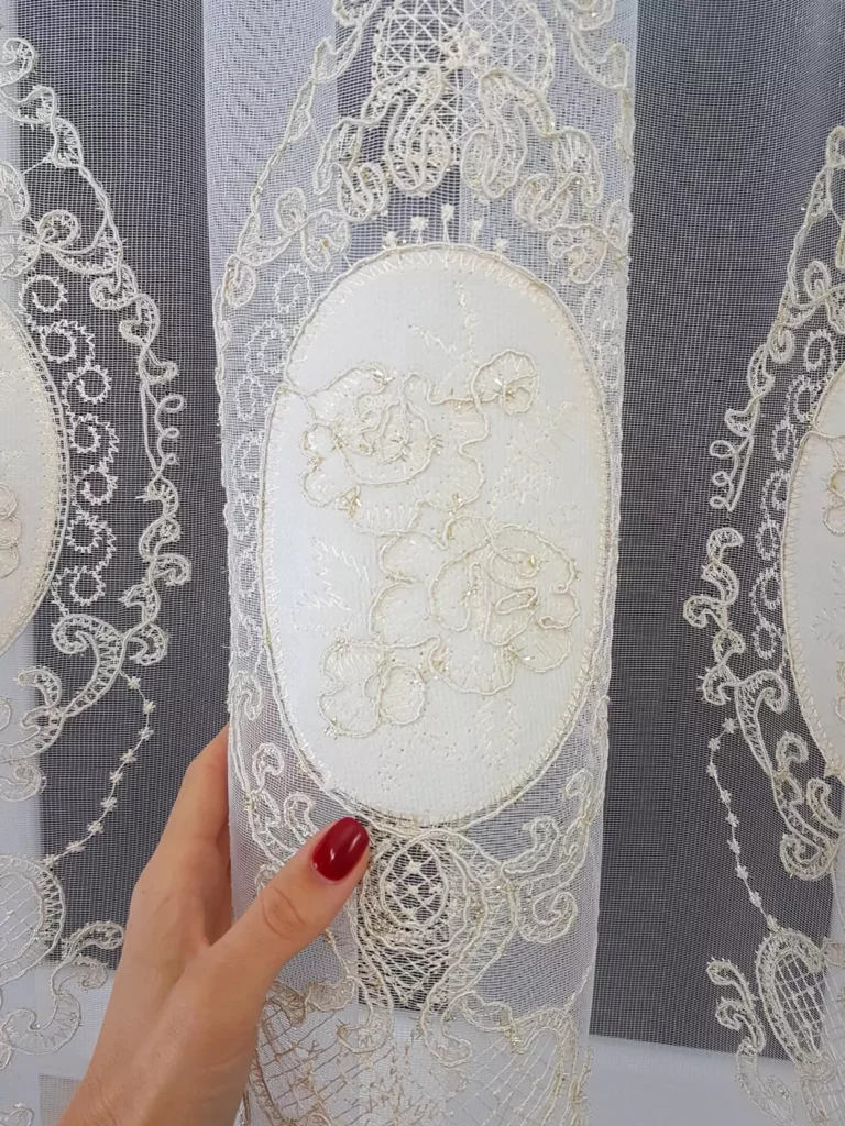 firana z haftem i welurem- ecru  400x250 cm