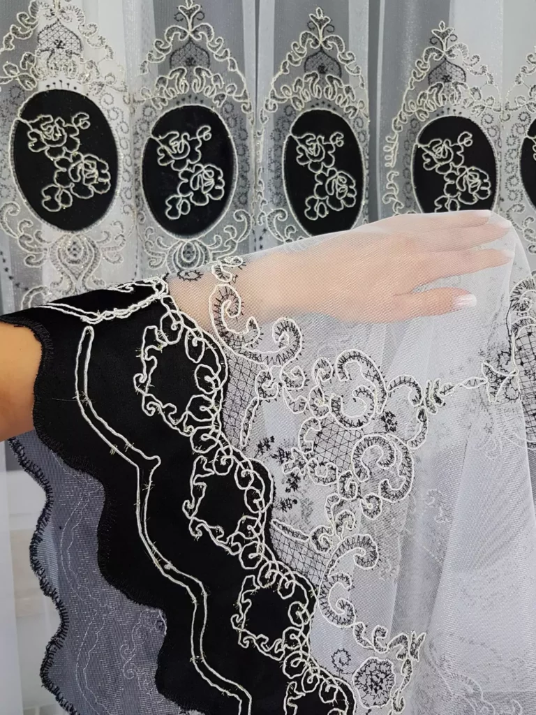 firana z haftem i welurem- czarny  400x250 cm
