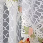 Dwuwarstwowa firana zdobiona kolorową gipiurą w różyczki uszyta z pięknej markizety