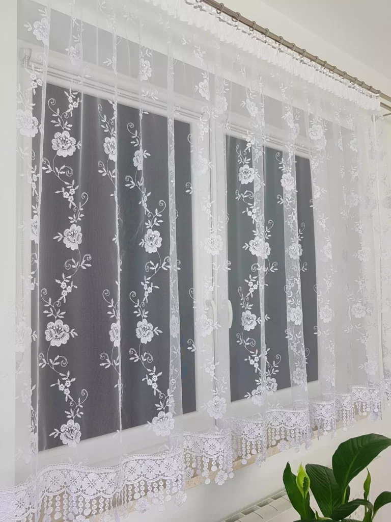 Firana z markizety i ozdobnej gipiury 300x150cm