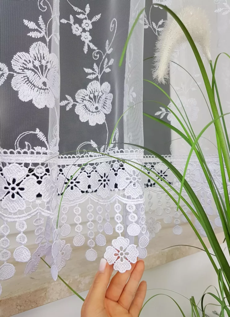 Firana z markizety i ozdobnej gipiury 300x150cm