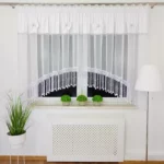 Firana dekoracyjna w łuk z kokardkami ,szeroką gipiurą i cyrkoniami – 400x160 cm
