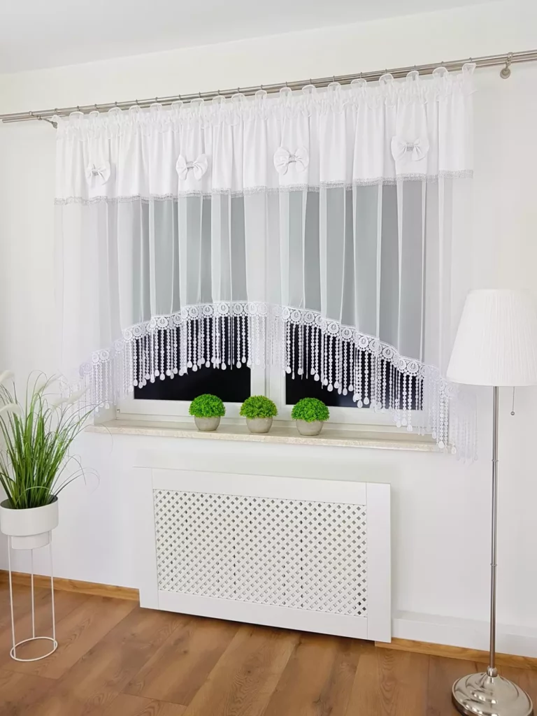 Firana dekoracyjna w łuk z kokardkami ,szeroką gipiurą i cyrkoniami – 400x160 cm
