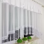 Firana dekoracyjna w łuk z kokardkami ,szeroką gipiurą i cyrkoniami – 400x160 cm