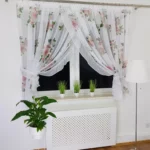 Firana z etaminy z falbanką i taśmą cyrkonii – 400x160 cm