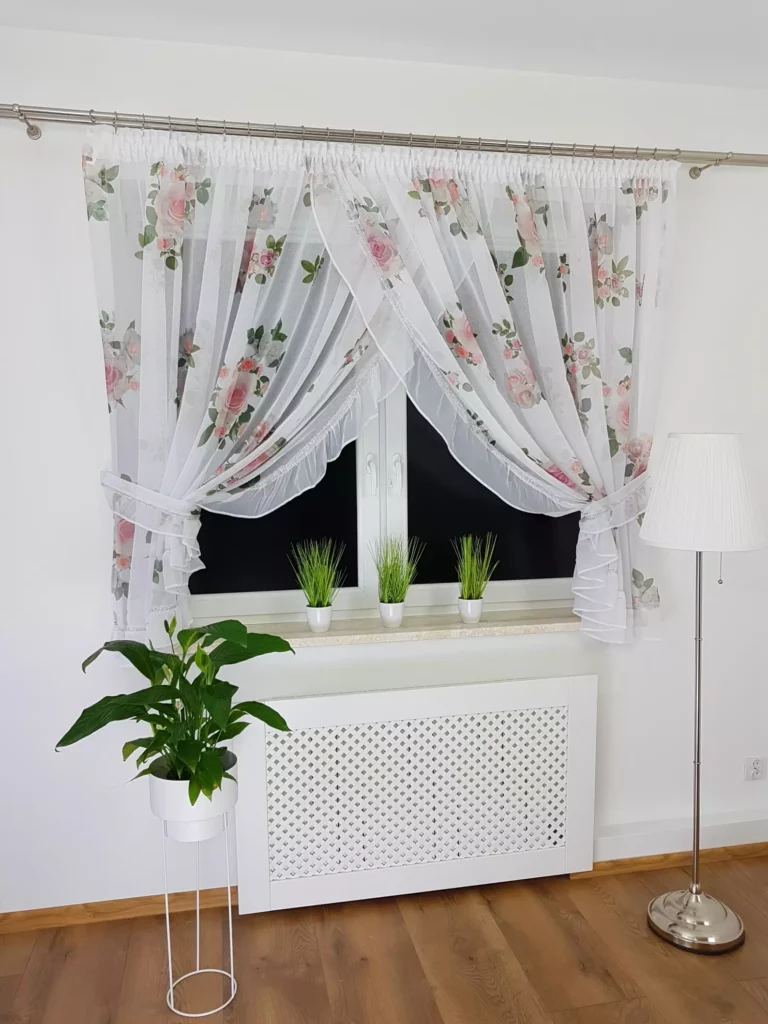 Firana z etaminy z falbanką i taśmą cyrkonii – 400x160 cm