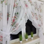 Firana z etaminy z falbanką i taśmą cyrkonii – 400x160 cm