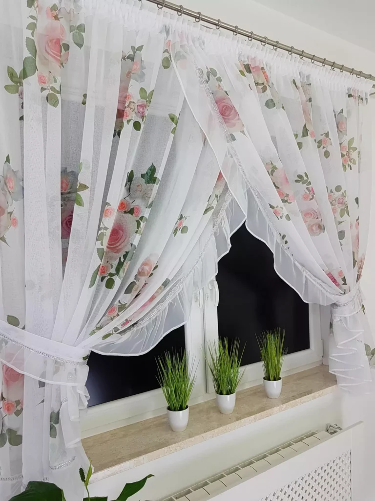 Firana z etaminy z falbanką i taśmą cyrkonii – 400x160 cm
