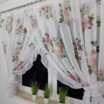 Firana z etaminy z falbanką i taśmą cyrkonii – 400x160 cm