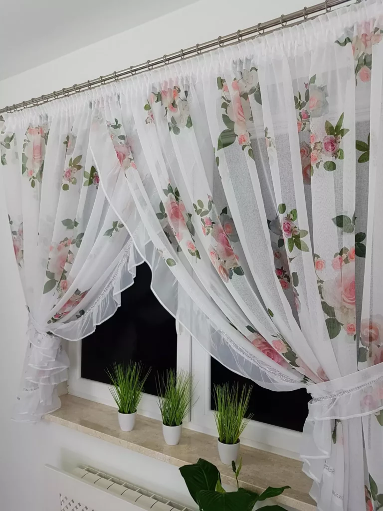 Firana z etaminy z falbanką i taśmą cyrkonii – 400x160 cm