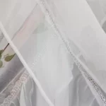 Firana z etaminy z falbanką i taśmą cyrkonii – 400x160 cm