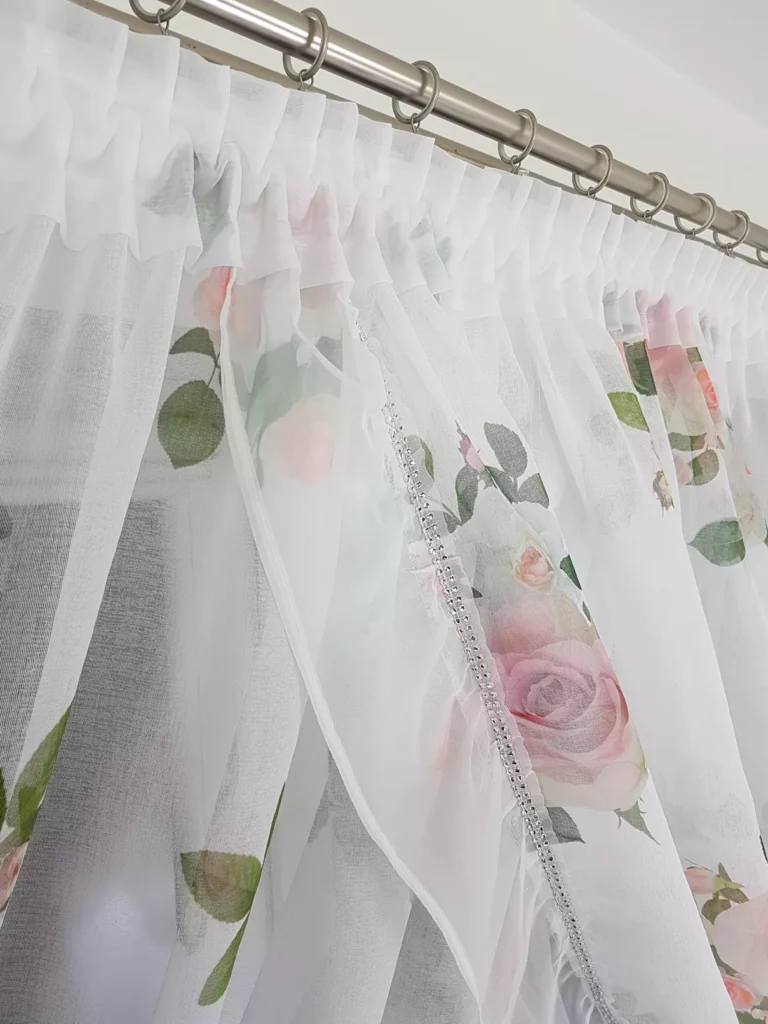Firana z etaminy z falbanką i taśmą cyrkonii – 400x160 cm