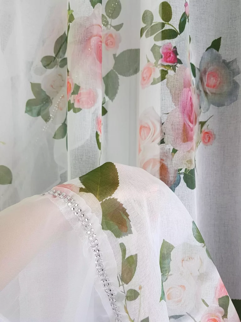 Firana z etaminy z falbanką i taśmą cyrkonii – 400x160 cm