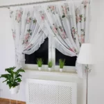 Firana z etaminy z falbanką i taśmą cyrkonii – 400x160 cm